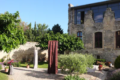 images/Stèles dans Jardin-10-02-2023 à 16-47-14.JPG